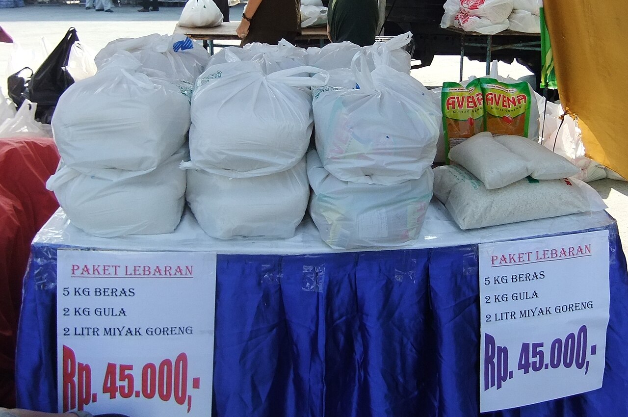 Penyaluran bansos lakea